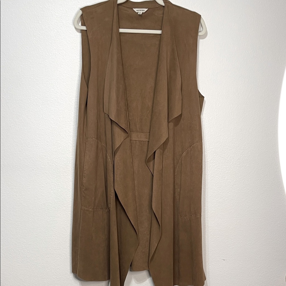 Max Studio Faux Suede Vest Size Large PTP 23”-25” EUC